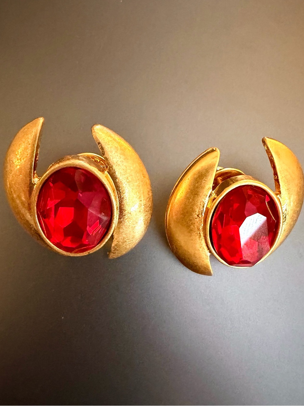 Oscar de la Renta❤️SOLD❤️Ruby Red Gold-Tone Earrings Faceted Crystal Stones - Picture 3 of 11